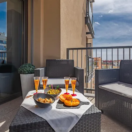 Aurealiving - Trastevere With Rooftop & Gym, Your Place In